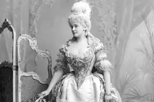 Sign 2 Daisy As Marie Antoinette